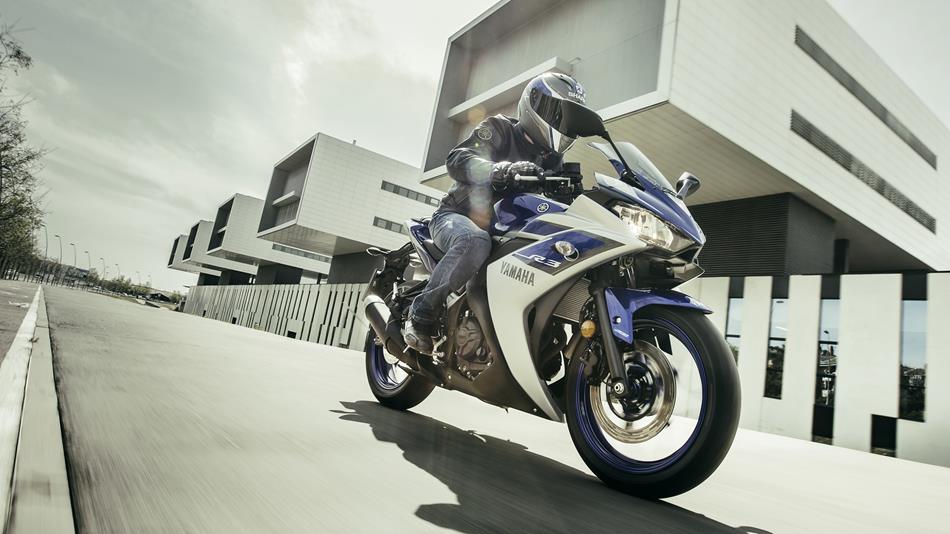 2015-Yamaha-YZF-R320-EU-Race-Blu-Action-006.jpg